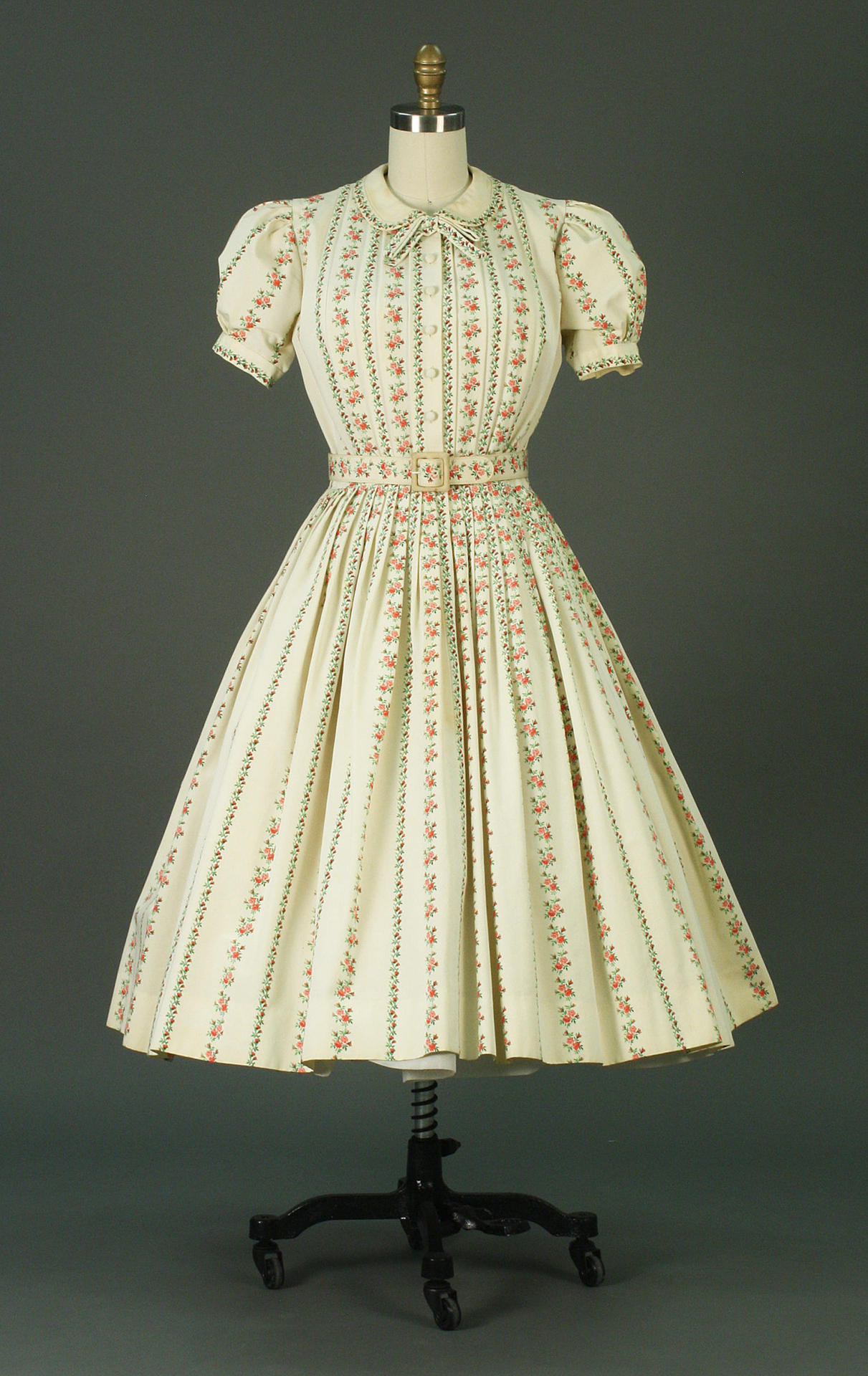 17th To Mid 20th Centuries Fashion A Look Back Dress In Two Parts   Tumblr Pt004vEpMr1tl2bf4 1280 