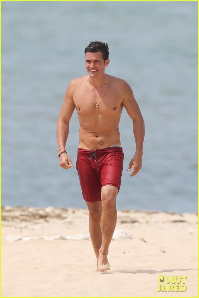 ORLANDO BLOOM SOURCE | Orlando Bloom and his hot body at the beach in...