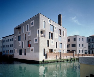 subtilitas:<br /><br />Cinno Zucchi - ex-Junghans residential building D, Venice 2002. Part of a larger complex on the site of a former industrial complex at the intersection of two canals on  La Giudecca island. Via, photos © Pietro Savorelli.