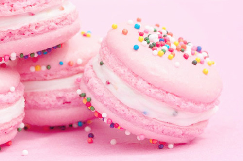 ari-kanon:Birthday Cake Macarons