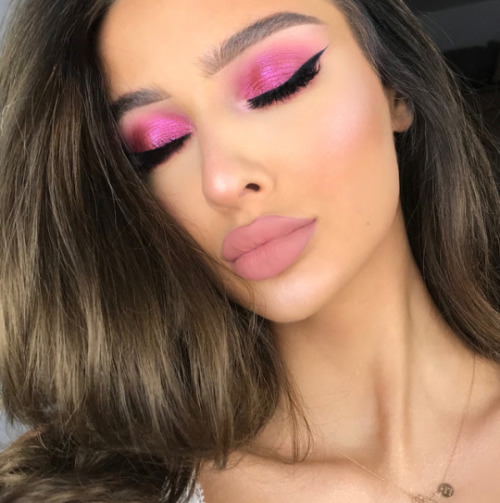 girl make makeup woman pink luxury luxuries luxurious glamour fashion beauty model site model pretty onluxe