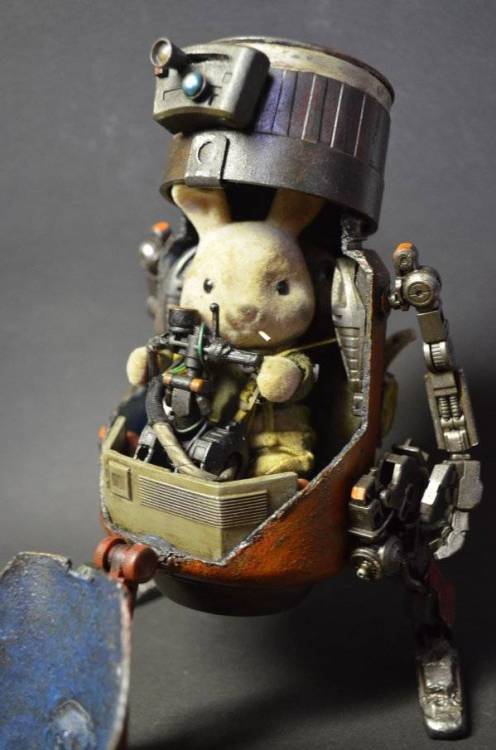 theinturnetexplorer:Dude turns little bunny toy into a battle...