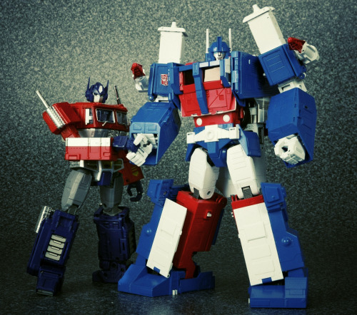 MP-22 ULTRA MAGNUS X MP-10 OPTIMUS PRIME