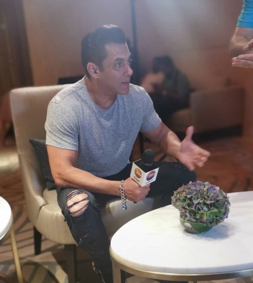 „★ Salman’s kabhi Eid kabhi Diwali! 11 ianuarie 2020 ”Salman Khan a anunțat cel mai ciudat titlu al carierei sale de film vineri după-amiază, când a replicat că numele următorului său film va fi Kabhi Eid Kabhi Diwali produs de Sajid Nadiadwala și ...