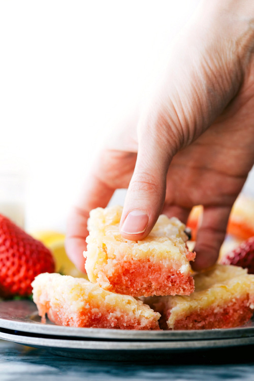 sweetoothgirl:STRAWBERRY GOOEY BUTTER CAKE BARS