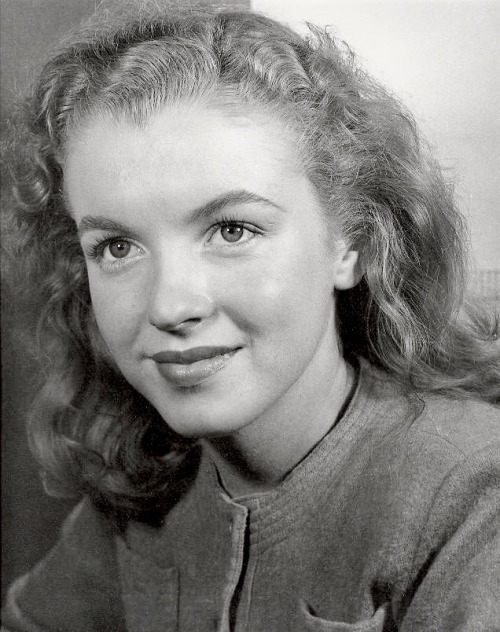 summers-in-hollywood:Marilyn Monroe, 1945