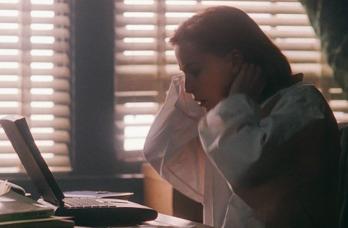 wheres-mulder:A truly iconic Dana Scully look from Never Again