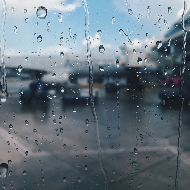 Rain it up 2. Окно самолета и дождь. Капли дождя на иллюминаторе. Самолет и дождливая окно. Окошка самолета дождь.