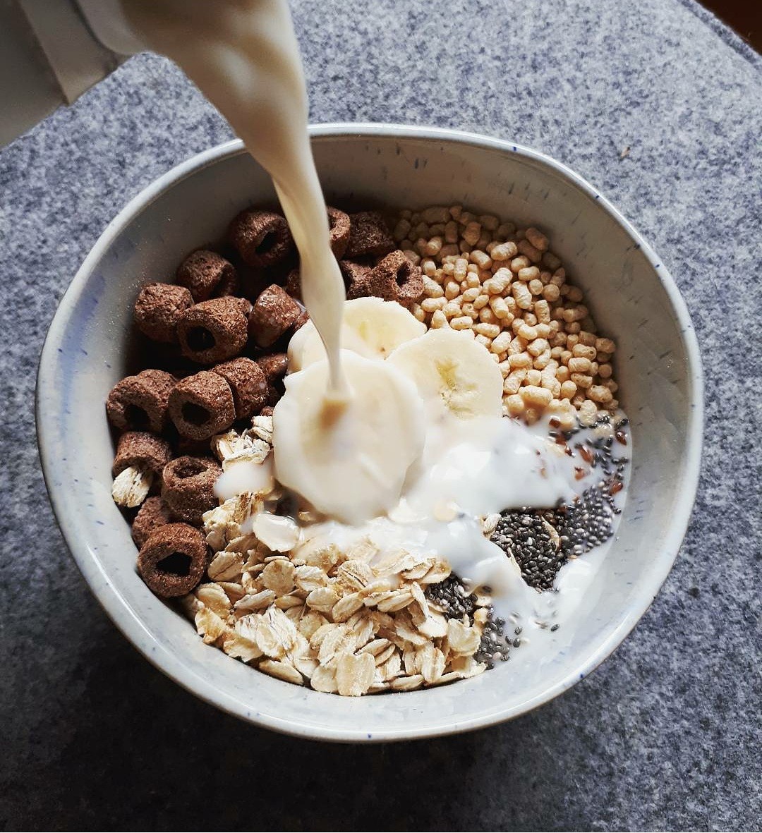 daily vegan — 🎈25g of oats 🎈40g of soy crispies 🎈25g chocolate...