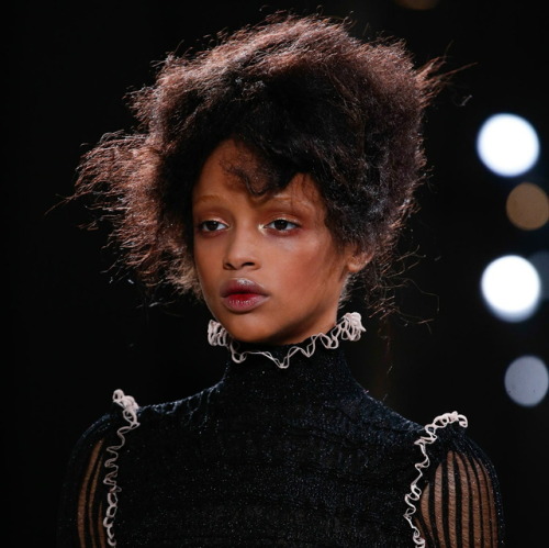 Alexander McQueen fall 2015 fw05 rtw models makeup hair beauty fashion fashion show details