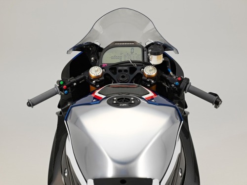 itsbrucemclaren:———-   BMW HP4 Race 2017  —————