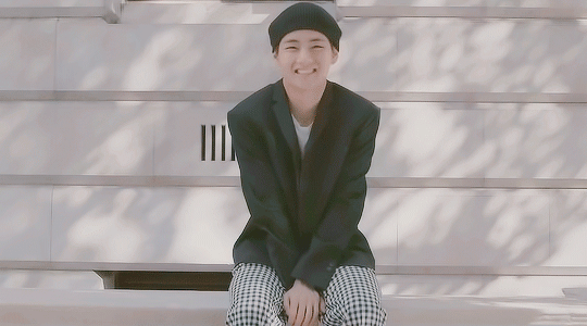 Resultado de imagem para kim taehyung gif