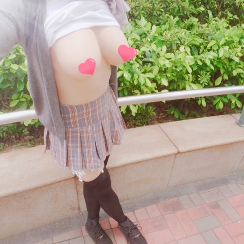 hkgirlloveexpose:公園試拍，正想除埋條裙就有人經過啦，好彩未除