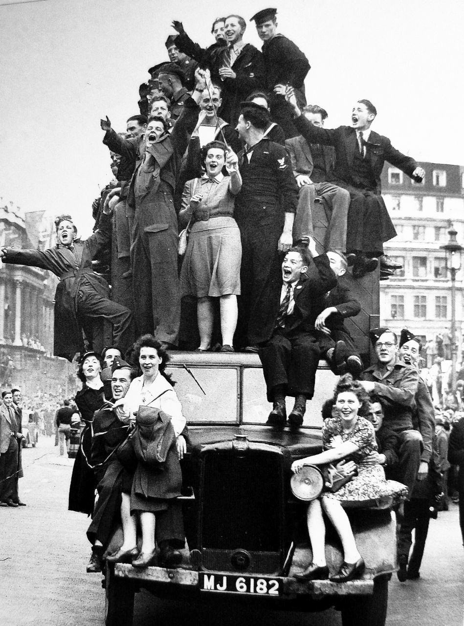 “Празднование окончания Второй мировой войны, Лондон, 1945 год.”