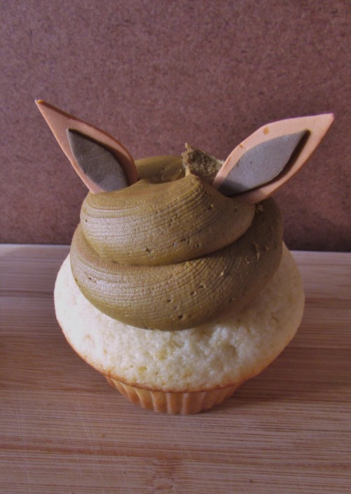 captnmcd:Eevee Cupcakes! buttercream swirl with fondant...