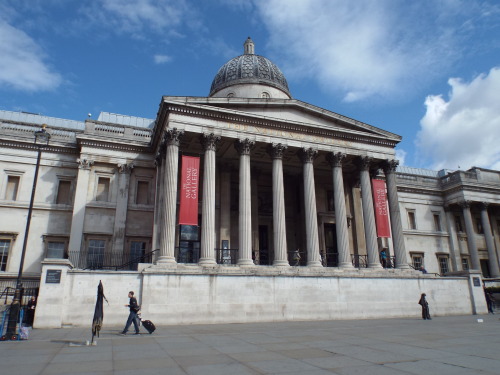  National Gallery pillar Trafalgar Sq art London Britain England city museum ロンドン アート イギリス 英国 市 美術館