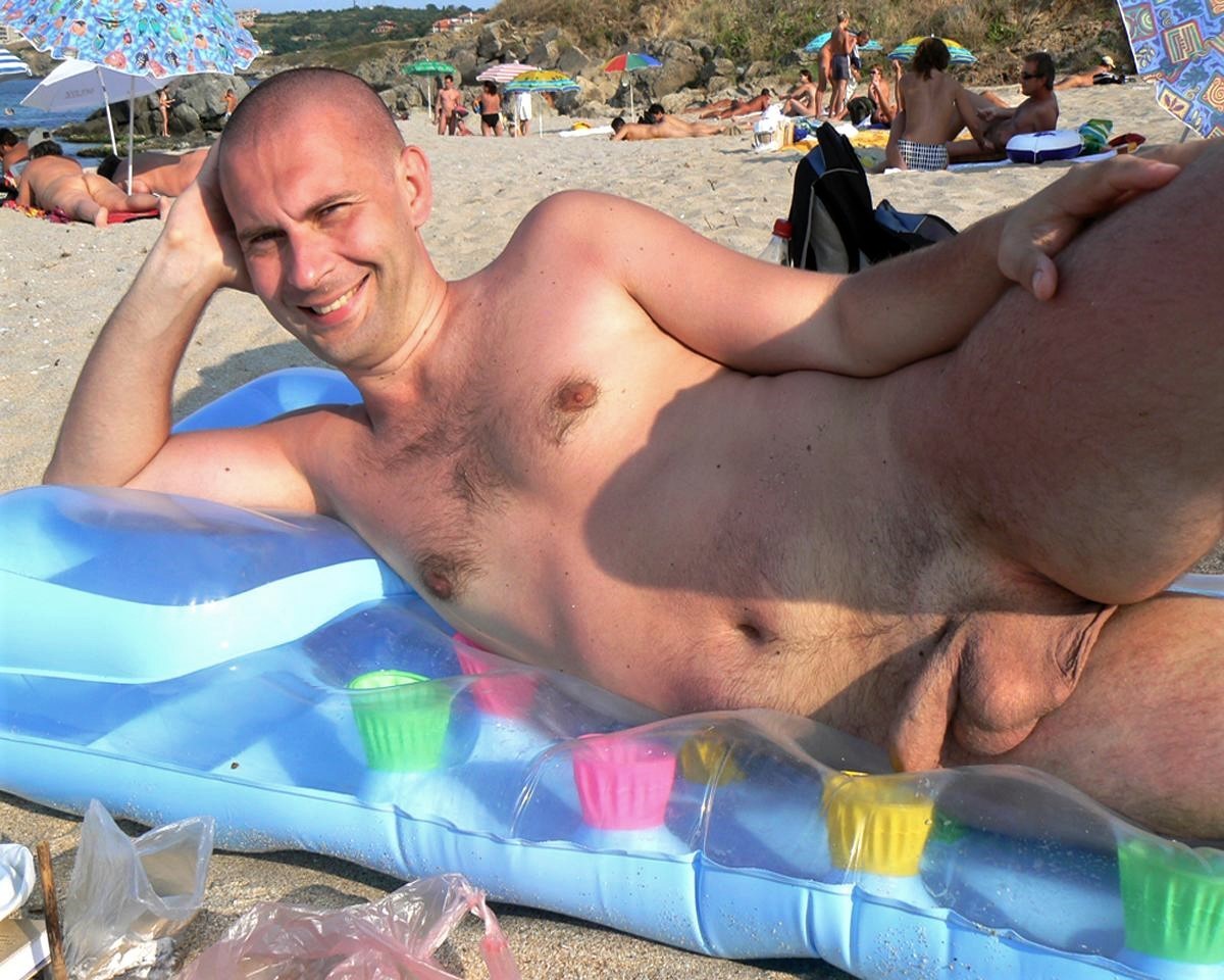 мужики на пляже отдыхают голыми фото 86