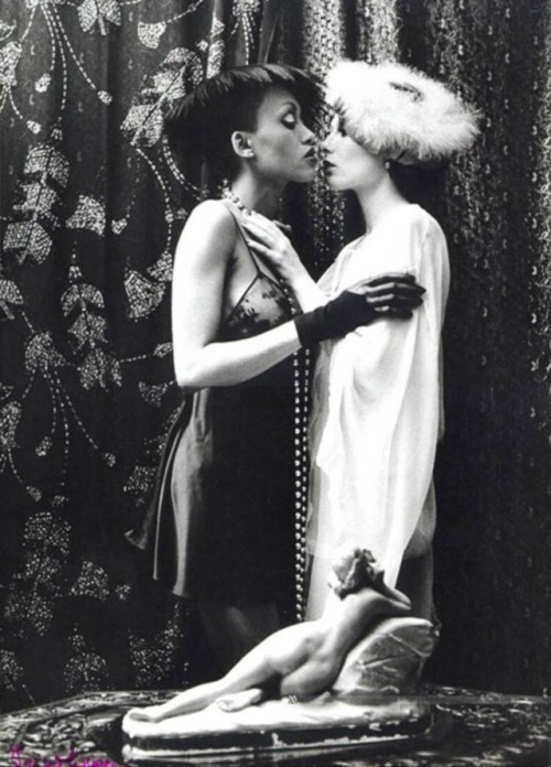 loveage-moondream:Photo by Irina Ionesco