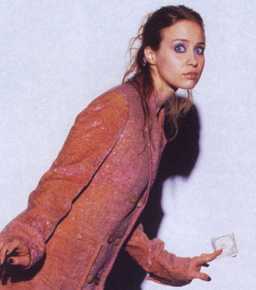 fionaapplerocks:Fiona Apple playing the part of magic assistant...