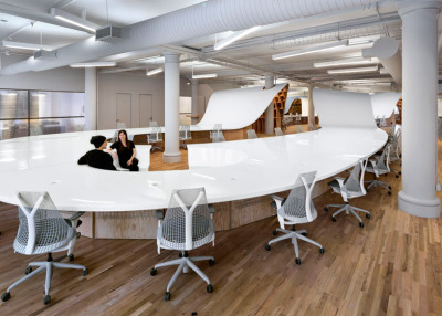 dezeen:<br /><br />New York office with a 330-metre-long desk that wraps around corridors »<br />