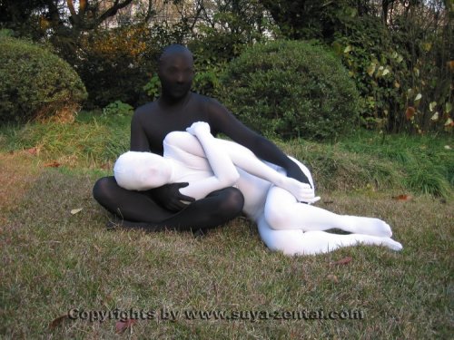 hexthings:A couple of zentai enjoying an afternoon in the park