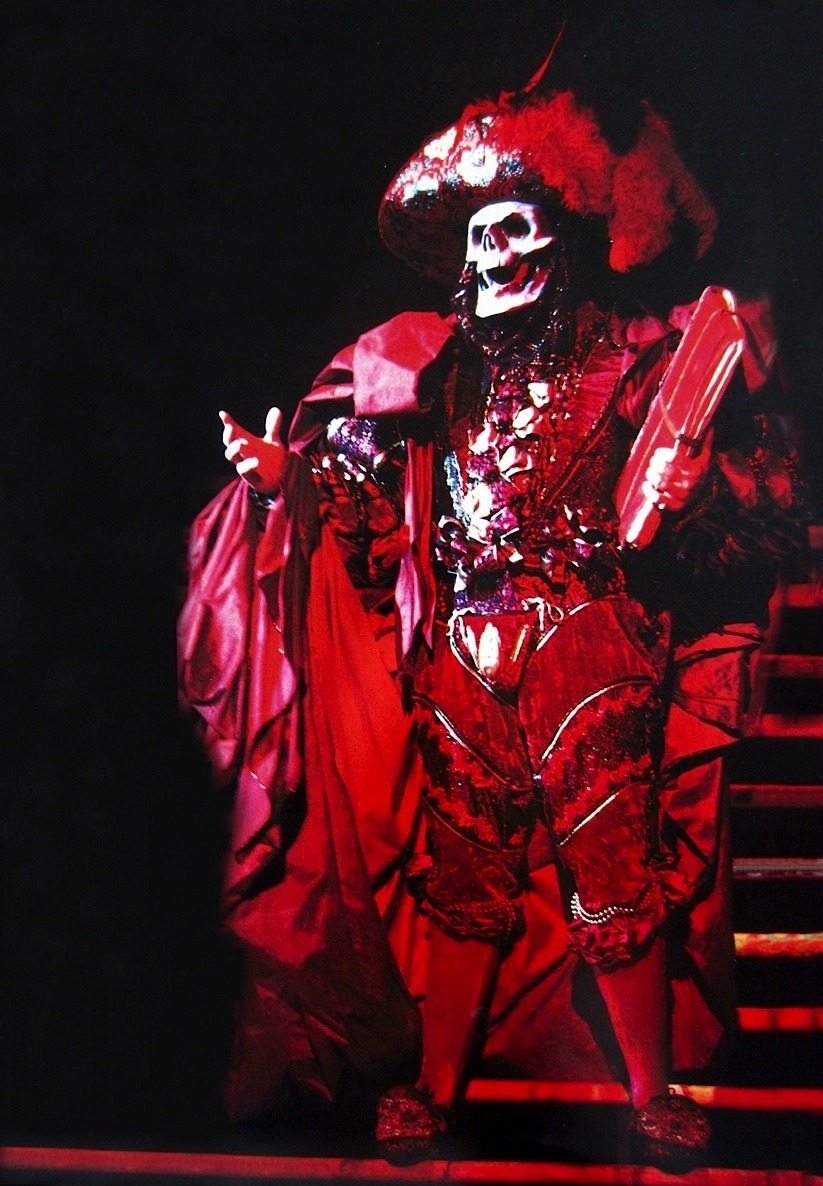 Operafantomet: phantoming, Red Death costumes from various countries: 1....