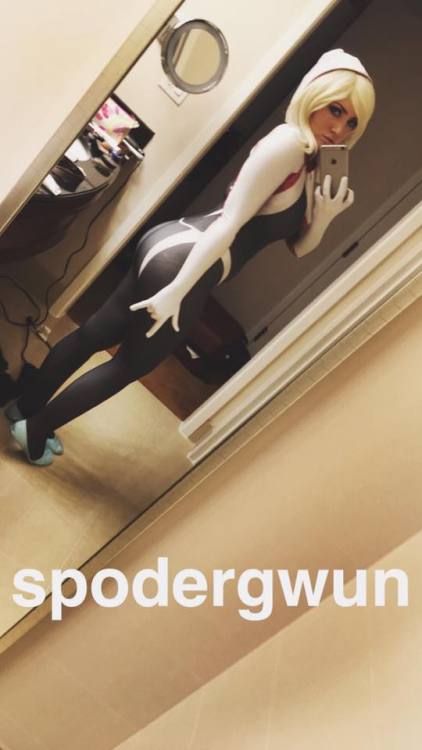 Britney J. Parks (USA) as Spider-Gwen.
Photo I by: Photographes Sans Frontieres
Photo II by:  Jason Chau Photography