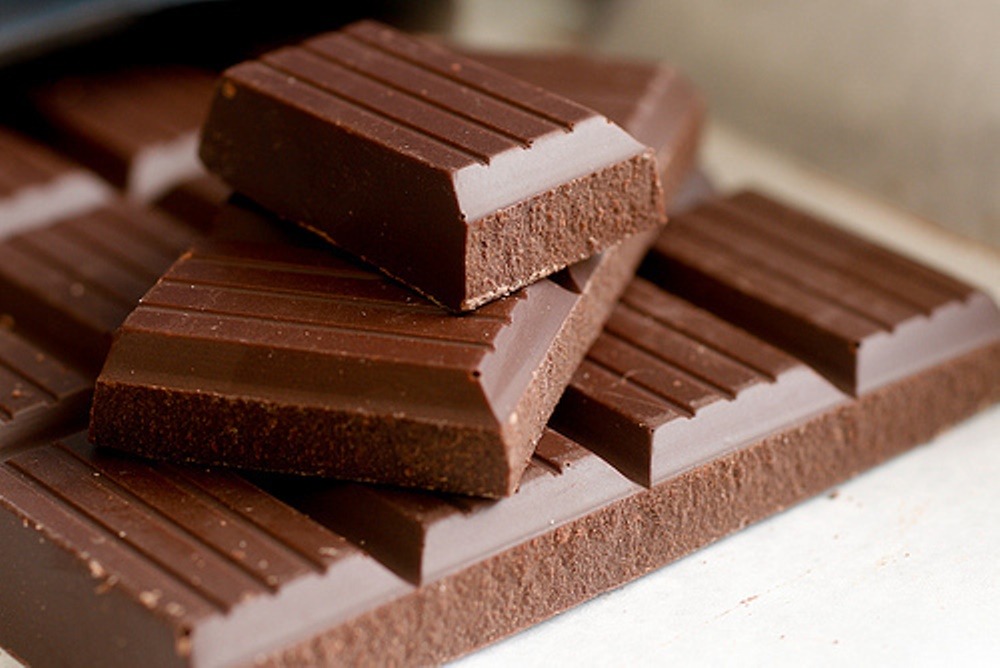 Сколько лет шоколадке. Молочный шоколад. Плитка шоколада. Домашний шоколад. Шоколад фото.