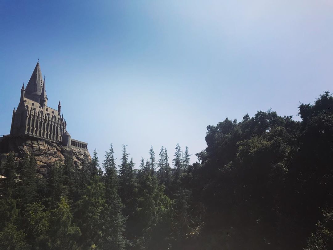 This is what my heart looks. This magic lies in my bones. This home has given me more joy than anything else in the universe. Thank you for always being a place I could go to seek joy, Hogwarts. . #harrypotter #hogwarts #universalstudios (at...