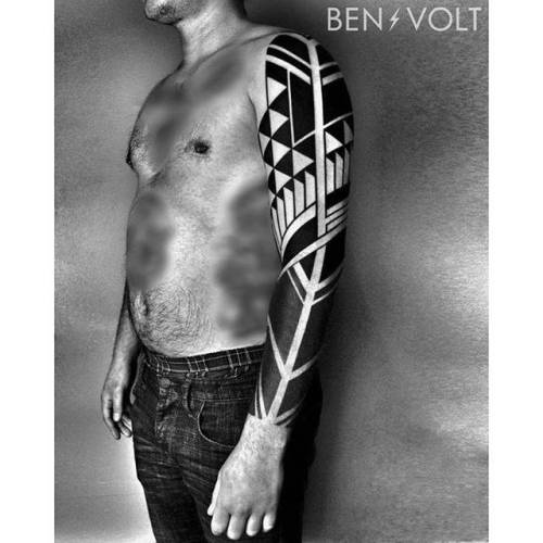 By Ben Volt, done at FORM8 Tattoo, San Francisco.... abstract;huge;freehand;benvolt;facebook;blackwork;twitter;sleeve;geometric