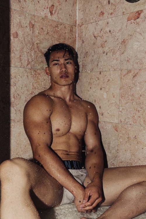 blueeyes575:onlyasianhunks:Wilson Lai이야… 몸도 얼굴도 멋지다 ㅜ