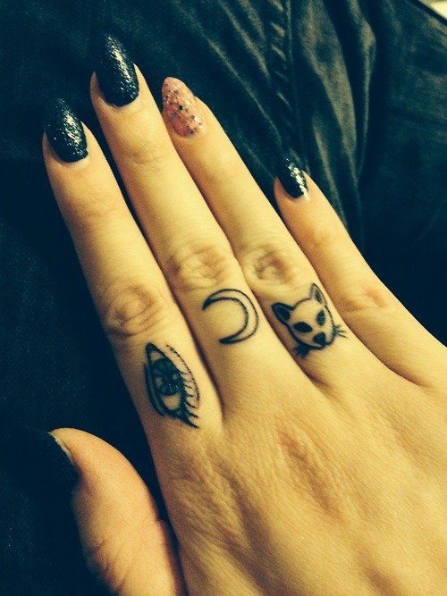 Resultado de imagem para finger tattoos tumblr