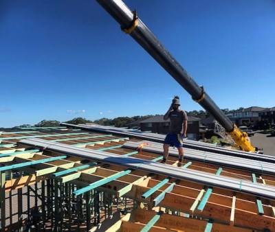 It was a beautiful morning out on our Kellyville build this morning, perfect conditions to have our mates from @jpmcranes pop through to give the boys a helping hand with their 55 ton crane and get some of the last of our structural steel and roof sheets lifted in position