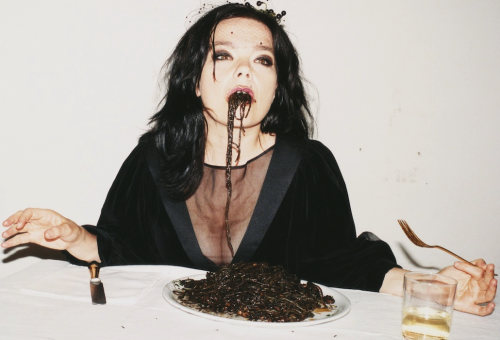 997:Björk eating squid ink pastaJuergen Teller Spaghetti...