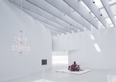 dezeen:<br /><br />A reflective white wing has been added to one of the world’s most important glass museums »