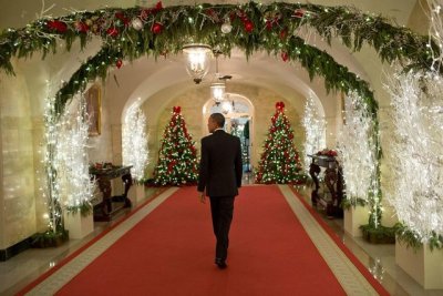 white house christmas decorations obama left trump right as if you couldnt tell it reflects perfectly what he has done to our country - Trump Christmas Decorations white house christmas decorations obama left trump right as if you couldnt tell it reflects perfectly what he has done to our country - Trump Christmas Decorations