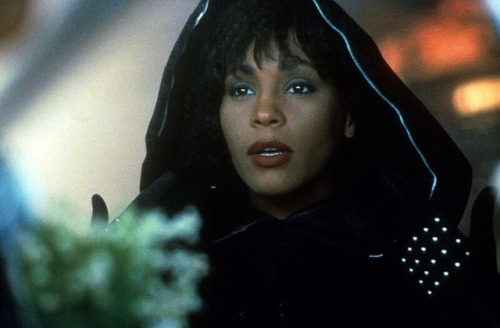 whitney houston the bodyguard movie rachel marron singer actress music soundtrack fashion i will always love you queen of the night kevin costner the voice 1992 african american black woman female soul pop rnb gosport dance cloak hood makeup hair glamour popstar diva