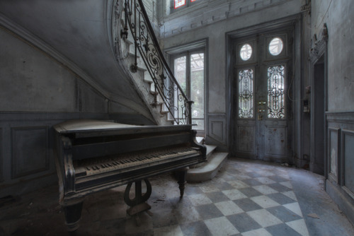 steampunktendencies:Stunning Abandoned Homes Are Surprisingly...