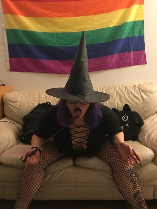 purplewandwitch:thick thighs and a soft tummy are like magic✨