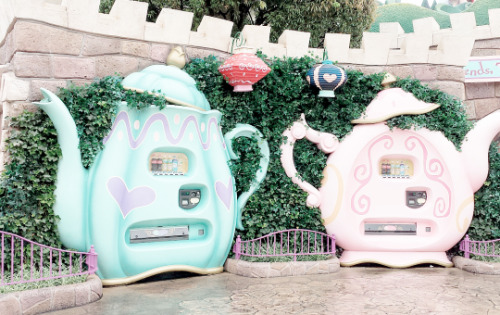 eggpuffs:tokyo disney has the cutest drink machines ~ they...