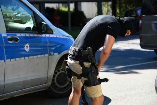 gunrunnerhell:Double UpPhotos of German police officers...