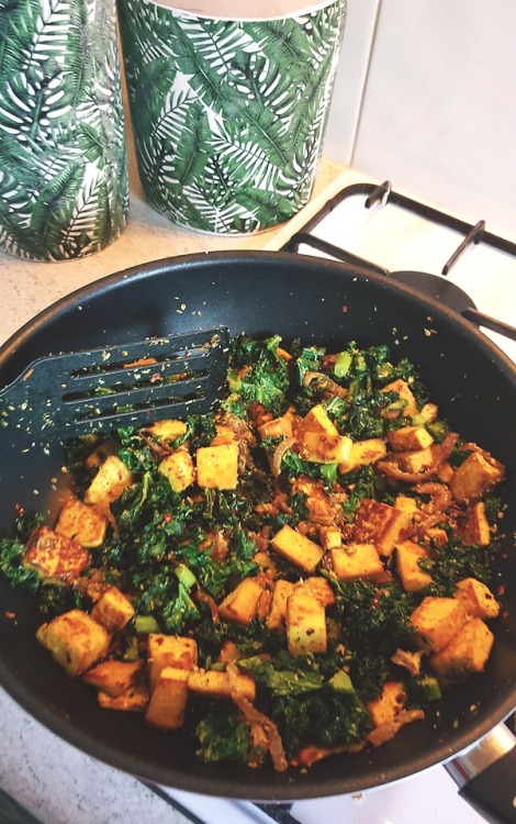 veganhelena:Pan-fried Tofu, Kale, Coconut, and Spices! 