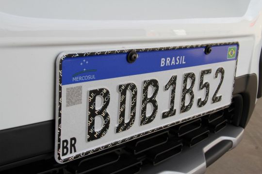 Detran explica como se dará a adoção das placas Mercosul SP. Órgão define processos e o os preços máximos finais das chapas.