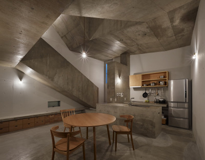 archilovers:<br /><br />A house with beautiful light and rich spatial meanings<br />Find more at: http://bit.ly/1j1yMza<br />House in Nishiochiai, Shinjuku, Japan by Suppose Design Office<br />