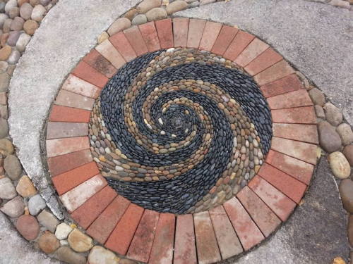 jedavu:Bricklayer Transforms Stone into Hypnotically Detailed...