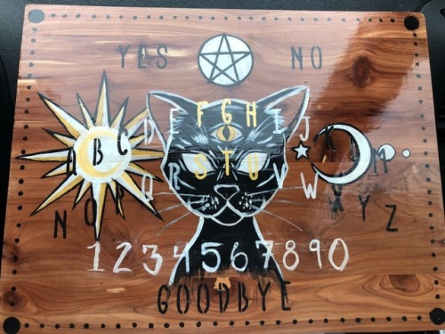 urbanspellcraft:weirdandwitchy:Ouija and pendulum boards...