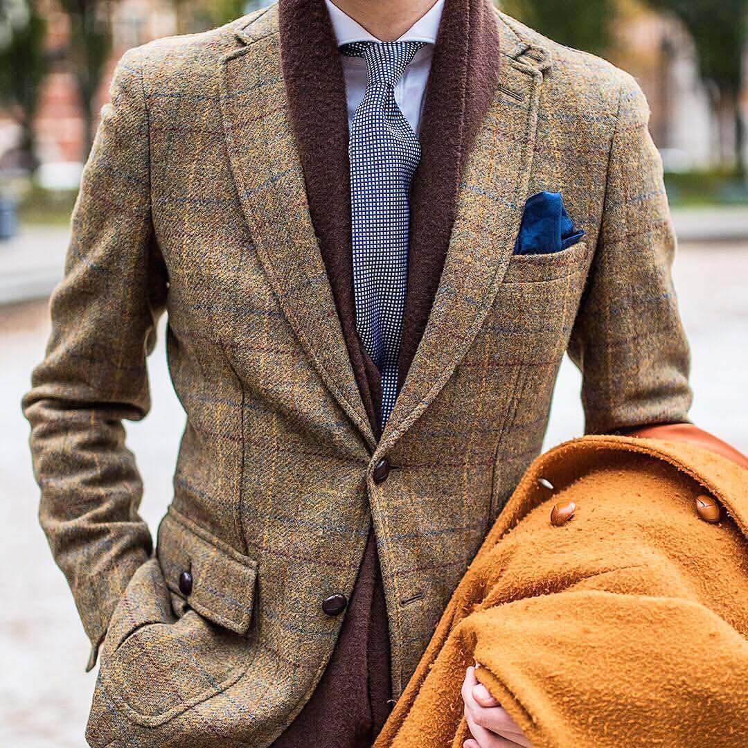 Образы с коричневым пиджаком