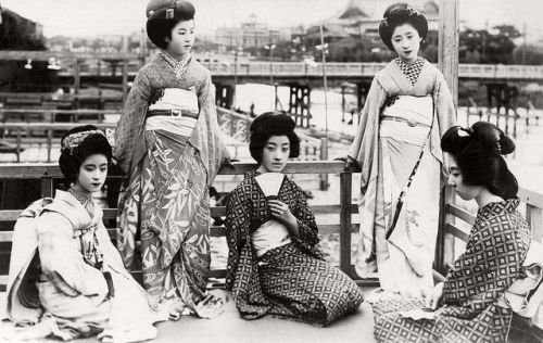 nobrashfestivity:Unknown, Geishas, Japan, 1910Geikos