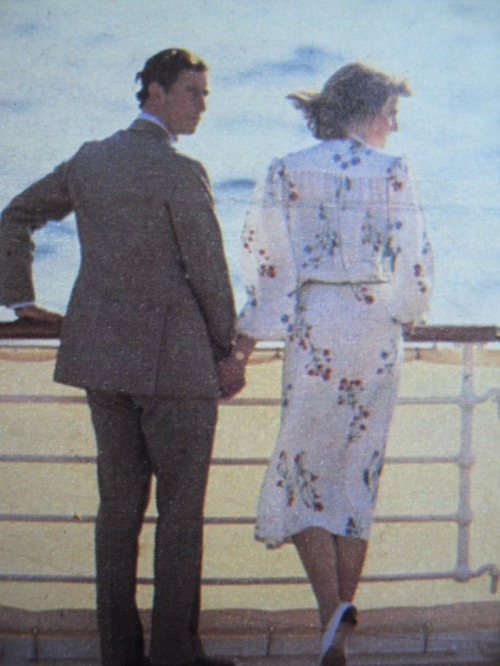 1er août 1981: le prince Charles et la princesse Diana arrivent à Gibraltar pour un accueil tumultueux à bord du Royal Yacht Britannia au début de leur croisière de noces.