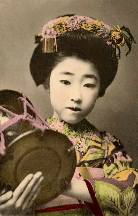 Yachiyo II gra w Kotsuzumi 1910 (autor: Blue Ruin1) „Ręcznie robiona pocztówka Maiko (Appishice Geisha) Yachiyo II z Osaki, grająca na Kotsuzumi (mały bęben ręczny).  ”